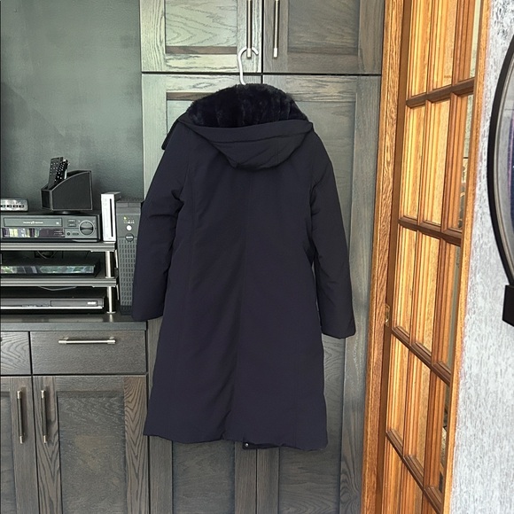 Uniqlo Navy Long Puffer Coat with Plush Detachable Hood - Picture 6 of 12